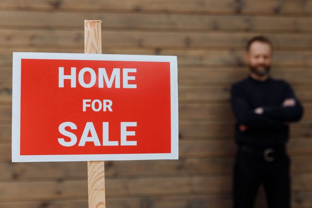 Estate agent versus cash buyer comparison in Wales